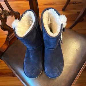 Navy blue kids kookaburra by UGG!! Beautiful on and perfect condition!! Boots